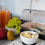 Mom מלון