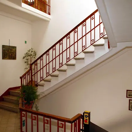 Hotel Mom 2*