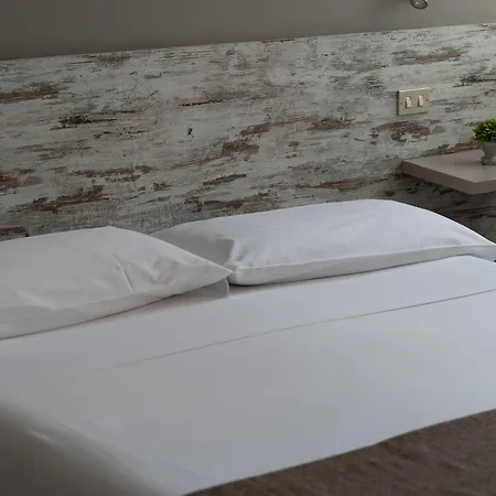 Hotel Mom 2*