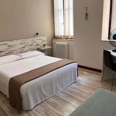 Hotel Mom 2*