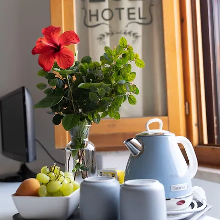 Hotel Mom